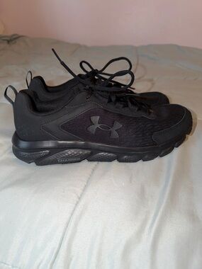Under Armour NEW mens size 10 black shoes